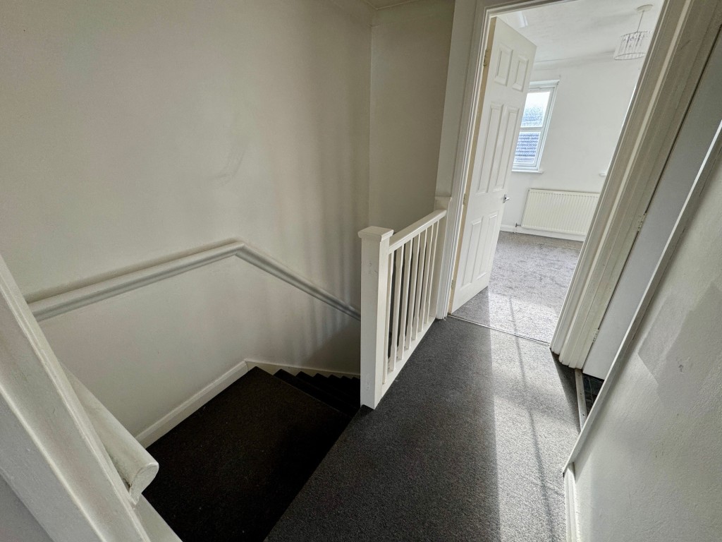 Lot: 67 - MODERN END-TERRACE HOUSE - Landing